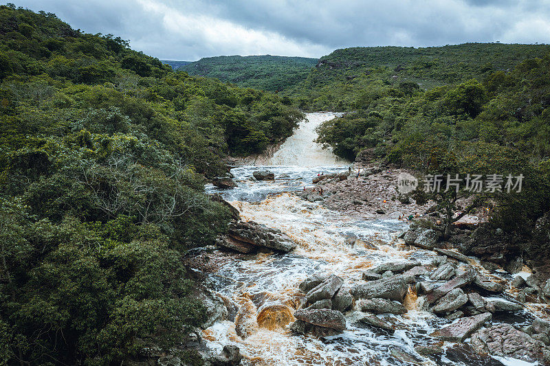 瀑布Ribeirão做Meio附近Lençois在Chapada Diamantina在巴西巴伊亚